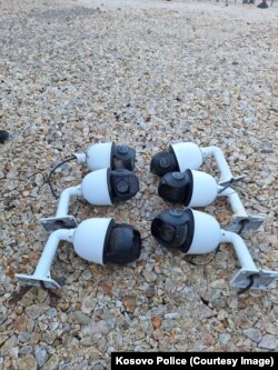Fotografi e Policisë së Kosovës ku shihen kamerat e hequra në Zubin Potok.