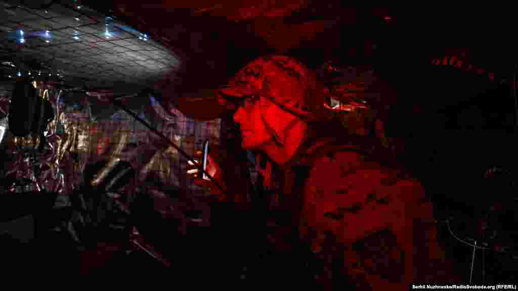 Volodimir în baraca de câțiva metri pătrați în care dorm camarazii săi.