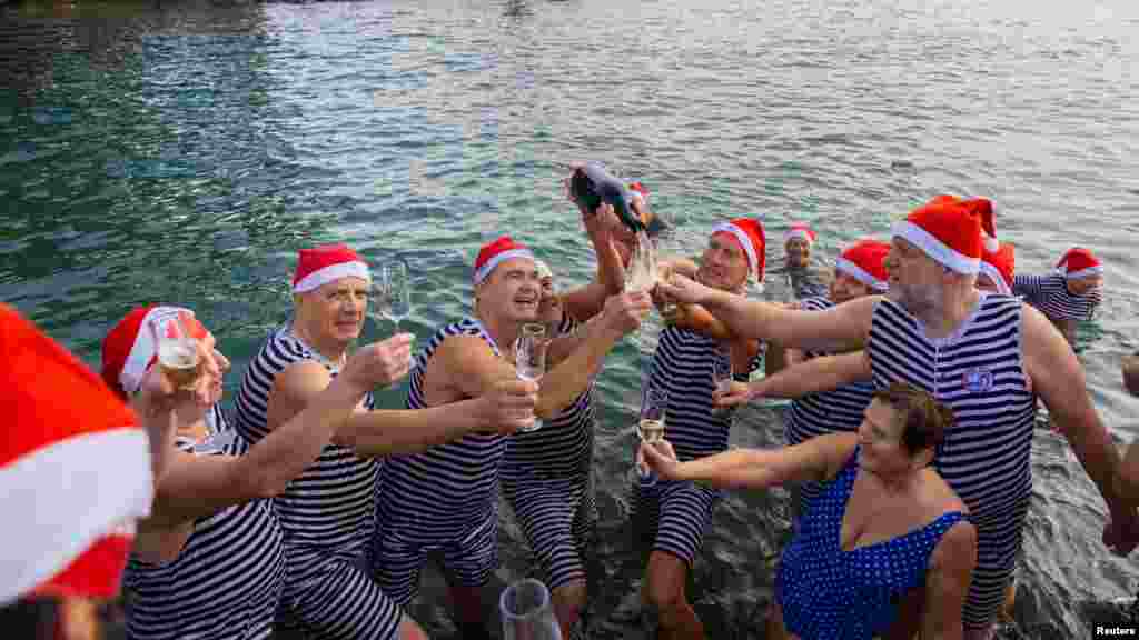 Pezsgőzés az újévi úszás után a horvátországi Opatija városában 2024. január 1-jén
