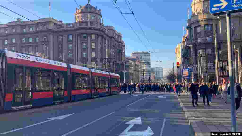 Okupljeni su saopštili da žele otvaranje biračkog spiska da bi ga proverili, nakon što su domaće i evropske organizacije koje su posmatrale izbore u Srbiji 17. decembra izrazile sumnju u njihovu regularnost.