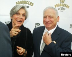 Мел Брукс със съпругата си Ан Банкрофт през 2003 г.