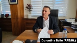 Gradonačelnik Opštine Leposavić Lulzim Hetemi u svom kabinetu, februar 2024.