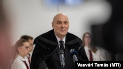 Steinbach József, a Magyarországi Református Egyház új zsinati elnöke a Dunántúli Református Egyházkerület püspökeként a felújított Csopaki Református Általános Iskola átadóünnepségén beszél 2024. március 21-én