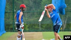 جاناټن ټراټ ابراهیم ځدراڼ ته د تمرین ورکولو پر مهال