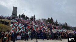 Пътят към връх Шипка беше затворен заради струпването на хора в деня на националния празник на България. Част от присъстващите носеха руски знамена. 3 март 2024 г.