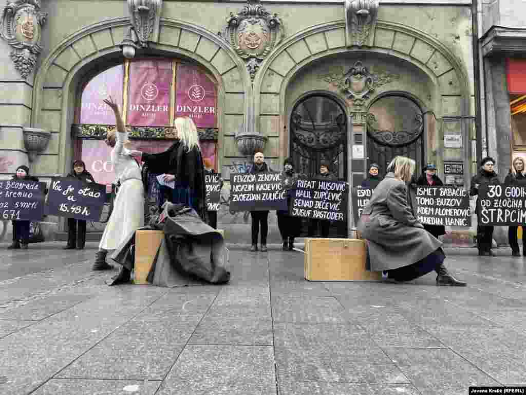 Kratko izvođenje dela predstave DAH Teatra Priča o čaju, koja govori o zločinu u Štrpcima.