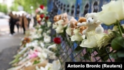 Cveće i igračke u krugu beogradske Osnovne škole "Vladislav Ribnikar", dan nakon masovne pucnjave, 4. maj 2023. 