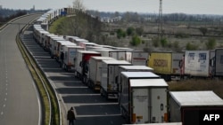 Kamioni u lkoloni redu za ulazak na graničnu tačku Vidin-Calafat između Bugarske i Rumunije, u blizini Vidina, Bugarska, 25. marta 2024.