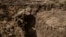 Un soldat exersează un asalt în tranșee, un tip de război care se află în centrul încercărilor ucrainene de a străpunge apărarea rusă.