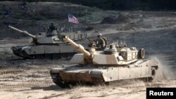 Ushtarët amerikanë duke u stërvitur me tanket M1AI Abrams. Letoni, 26 mars 2021. 