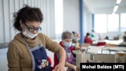 Irattartót gyártanak a Főkefe Közhasznú Nonprofit Kft. megváltozott munkaképességű munkavállalókat foglalkoztató, megújított ceglédi üzemében 2021. december 8-án