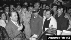 Ion Iliescu la o conferință a Frontului Salvării Naționale, în aprilie 1990.