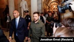 Украинскиот претседател Володимир Зеленски е лидерот на демократите во Претставничкиот дом на Сад, Хаким Џефрис