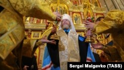 Новоназначенный глава Крымской митрополии РПЦ, митрополит Симферопольский и Крымский Тихон во время молебна в Александро-Невском кафедральном соборе Симферополя, 21 октября 2023 года