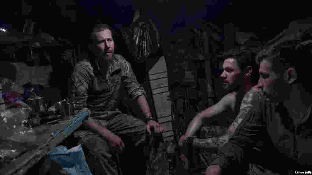 Viața de zi cu zi a soldaților din tranșee include perioade lungi de plictiseală, punctate de atacuri de artilerie care-i pot mutila și ucide în orice moment.