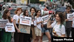 Tinerii s-au strâns să ceară decidenților să oprească proiectele de exploatare a combustibililor fosili. București, 15 septembrie.