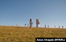 Sljedbenici Bijelog bratstva na livadi gdje se održava paneuritmija.