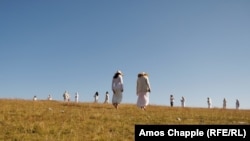 Членове на Бялото братство на платото, където се изпълнява ритуалът паневритмия.