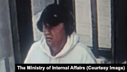 Министерството за внатрешни работи (МВР) објави фотографија од човекот кој пукал со огнено оружје кон две лица во трговскиот центар Ист Гејт во Скопје. 