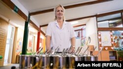 Punonjëse në kopshtin Lulevera në kryeqytetin e Kosovës, duke shpërndarë ushqim për fëmijë.