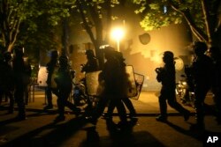 Полицаят, който застреля 17-годишното момче се извини на семейството, но смъртта му доведе до възобновяване на оплакванията срещу полицията и расовата дискриминация.