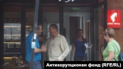 Петьо Петров - Еврото и Борислав Сарафов пред ресторант "Осемте джуджета" през пролетта на 2023 г. 