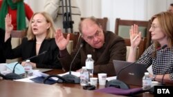 Председателят на конституционната комисия Радомир Чолаков от ГЕРБ, Надежда Йорданова от ПП-ДБ (вляво) и Екатерина Захариева от ГЕРБ гласуват по време на заседанието на комисията в събота.