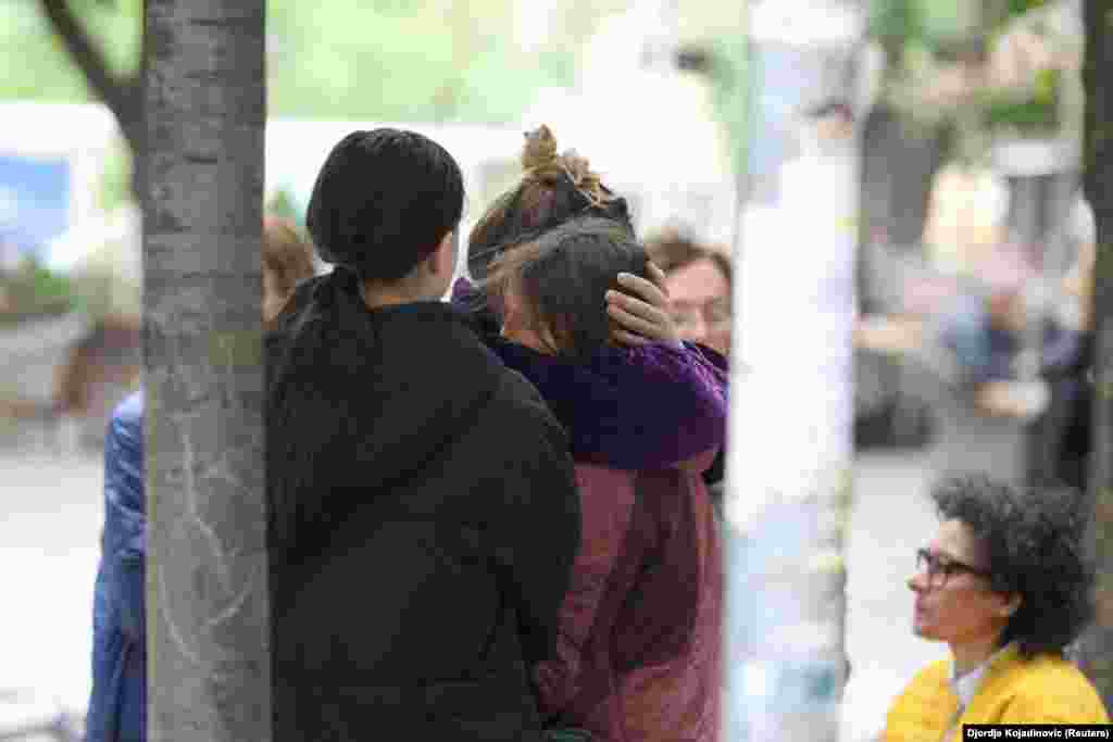 Njerëzit duke qarë pasi tetë nxënës dhe një rojë sigurie u vranë nga të shtënat me armë zjarri në Shkollën Fillore &ldquo;Vlladisllav Ribnikar&rdquo; në Beograd, bëri të ditur Policia e Serbisë. Në oborrin e shkollës u gjet dhe u arrestua nxënësi i kësaj shkolle, K. K. (13), i cili dyshohet se ka kryer këtë vepër, njoftoi policia, por pa dhënë detaje për motivin e sulmit.&nbsp;