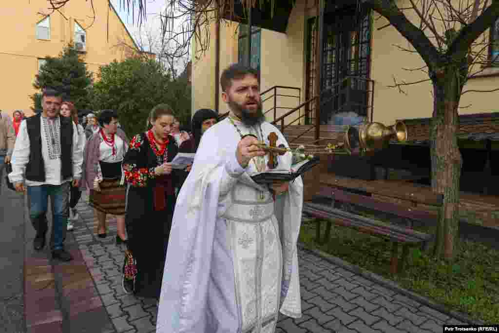 Во время пасхального крестного хода храм принято обходить трижды, делая остановки у дверей. Закрытые двери символизируют камень, которым был загорожен вход в пещеру с Гробом Господним. На третий раз двери отворяются (камень падает) &mdash; и прихожане входят в храм на пасхальную службу