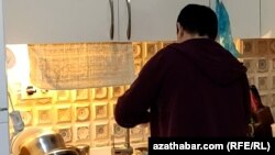 Egy türkmén illegális munkás Törökországban 2023. március 10-én