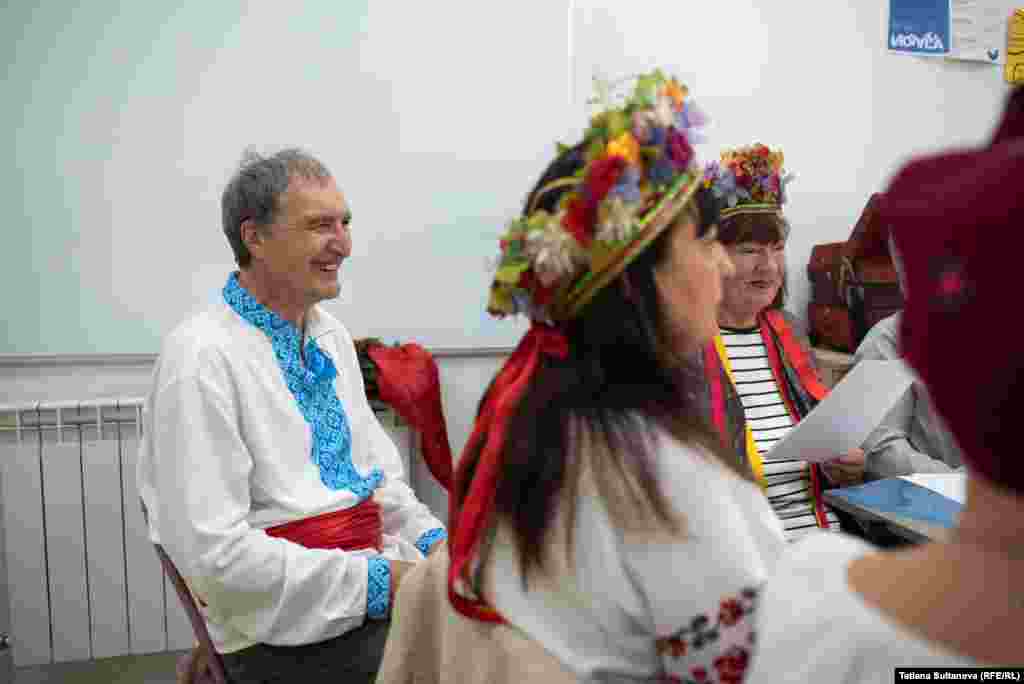 Printre membrii ansamblului sunt și doi bărbați. În imagine este unul dintre ei - Oleg.&nbsp; &nbsp;