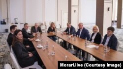 Fosta jurnalistă Natalia Morari (prima din stânga) a dat publicității o fotografie de la întâlnirea oponenților Maiei Sandu și ai PAS pe 19 mai, confirmând astfel că aceasta a avut loc. 