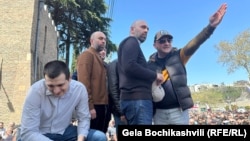 "ალტ-ინფოს" მხარდამჭერები "ქართული ოცნების" ოფისთან შეიკრიბნენ, მათი პარტიის, "კონსერვატიული მოძრაობის" გაუქმების შემდეგ. 2024 წლის აპრილი. 