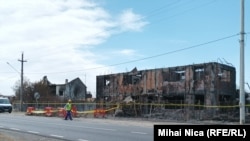 Clădirea administrativă a depozitului GPL din Crevedia și o casă din imediata vecinătate, distruse de exploziile din 26 august.