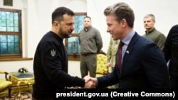 Švedski ministar odbrane Pal Jonson (desno) sa ukrajinskim predsjednikom Volodimirom Zelenskim u Kijevu, u Ukrajini, 24. februar 2024.