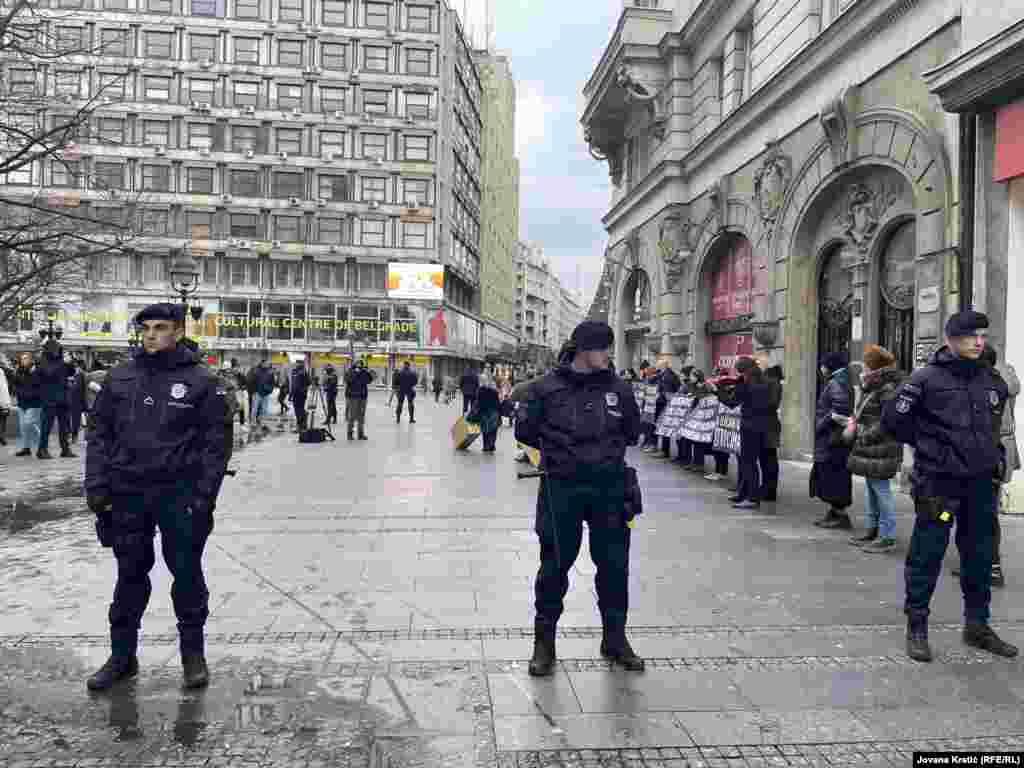 Desetine policajaca obezbeđivali su skup.