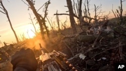 Бойцы 3-й штурмовой бригады ВСУ стреляют из пулемета в сторону российских позиций возле Андреевки, Донецкая область, Украина, 27 августа 2023 года