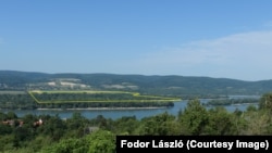 A tervezett kavicsbánya helye Zebegényből fotózva