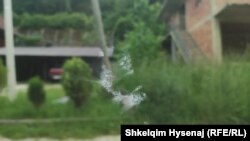 Pas përfundimit të protestës, vetura me të cilën udhëtonte ekipi i Radios Evropa e Lirë në Zubin Potok është sulmuar me eksploziv, që dyshohet se ka qenë bombë shokuese, nga banorë të zonës.