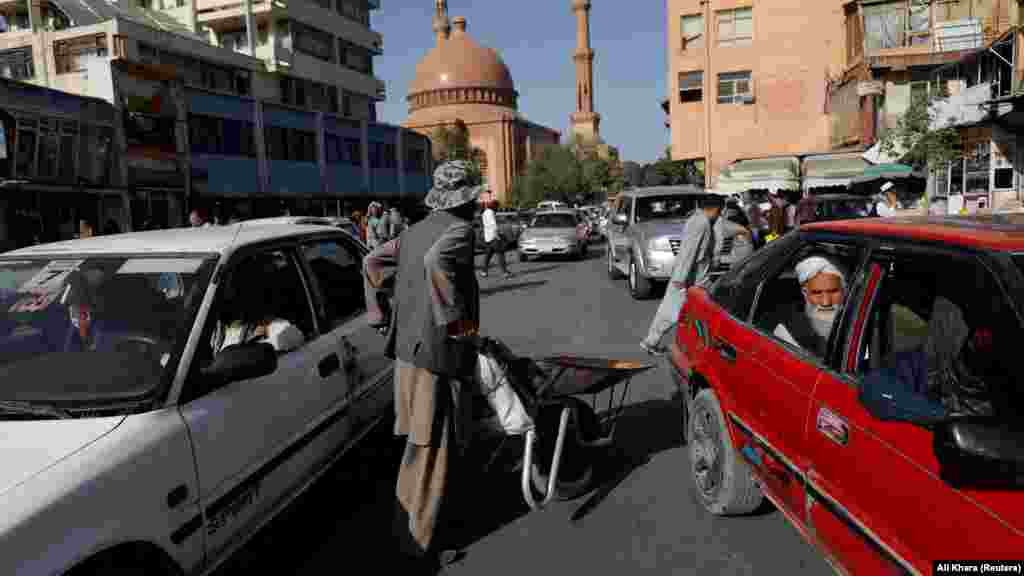 &quot;Cijelu noć provedem budan jer se brinem za budućnost svoje djece&quot;, iskreno će Karim. WFP-u je potrebna milijarda dolara kako bi osigurao dovoljno novca za pomoć i projekte od sada do sljedećeg marta. Iz agencije navode da će, ne dođu li do sredstava, 90 posto udaljenih područja ostati bez hrane, a čak i na pristupačnim lokacijama - ljudi neće dobiti zalihe potrebne za zimu.