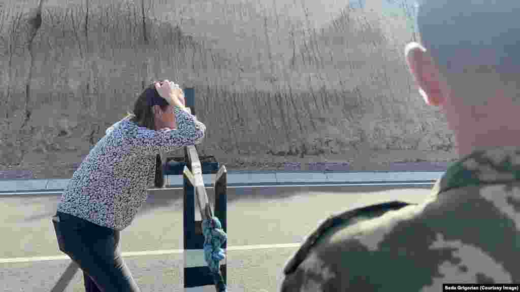 Žena gleda u smjeru Nagorno-Karabaha s kontrolne tačke u blizini južnog armenskog sela Kornidzor, 23. juli. Armenski premijer Nikol Pašinian je u nedavnom intervjuu usporedio blokadu Nagorno-Karabaha s etničkim &quot;getom&quot; kakve su stvorile nacističke snage u Drugom svjetskom ratu. Azerbejdžanski predsjednik Ilham Alijev nedavno je javno rekao da će, ako Armenija &quot;u potpunosti odustane od bilo kakvog zadiranja u teritorij Azerbejdžana&quot;, mirovni sporazum biti moguć prije kraja 2023. godine.