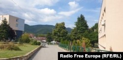 Komuna e Leposaviqit [në anën e majtë të fotografisë] dhe një shkollë e mesme që gjendet përballë saj. KOSOVO: School in Leposavic (Photo by Ivan Vuckovic)