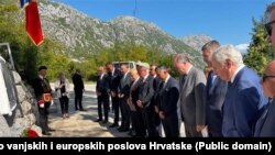 Odavanje počasti žrtvama u logoru Morinj ispred spomen ploče, 29.septembar 2023. 