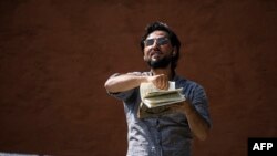 Salwan Momika protestează în fața unei moschei din Stockholm, pe 28 iunie 2023, în timpul sărbătorii Eid al-Adha. Momika, care a fugit din Irak în Suedia în urmă cu mai mulți ani, a primit permisiunea poliției suedeze de a arde cartea sfântă musulmană în timpul demonstrației.