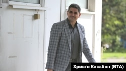 Радостин Василев на излизане от Националната следствена служба.