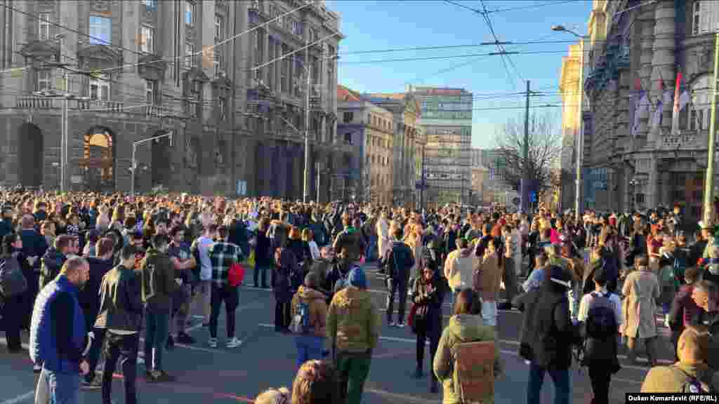 Najavili su da će blokade trajati do 18 časova i saopštili da su se protestima u Beogradu pridružili i studenti Univerziteta u Novom Sadu.&nbsp;