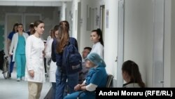 Doar 11 absolvenți cu studii de licență de la medicină, care au studiat la buget, din cei 21, au acceptat să lucreze în provincie. 