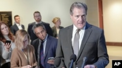 Mike Turner daje izjavu novinarima na Capitol Hillu, Washington, 15. februara 2024.