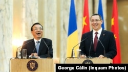Premierul chinez Li Keqiang (S) și premierul român, Victor Ponta (D), în timpul unui discurs ce a urmat unei ceremonii oficiale de semnare a unor parteneriate la Palatul Victoria, Bucuresti, 25 noiembrie 2013.