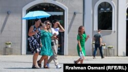 Një grup vajzash duke ecur nëpër sheshet e Prishtinës, më 18 korrik 2023.